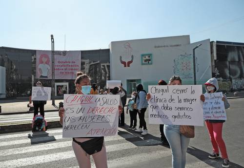 Un grupo de mujeres de la alcaldía Gustavo A. Madero bloqueó la avenida Ferrocarril de Cintura, en la colonia Ampliación San Juan de Aragón, en protesta por la falta de servicio en la Clínica Integral de la Mujer, la cual, dijeron, lleva cerrada más de dos años. Tras la manifestación, autoridades de la alcaldía admitieron que durante la emergencia sanitaria se tuvo que cerrar dicho espacio, pero que ya ofrece servicios gratuitos como estudios de mastografía, colposcopia y papanicolau, entre otros, aprobados por la Cofepris.