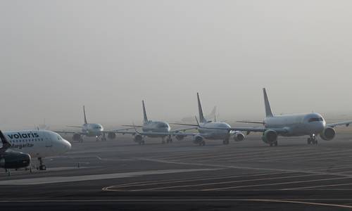 El Aeropuerto Internacional de la Ciudad de México (AICM) suspendió la mañana de ayer sus operaciones durante casi dos horas hora debido a un banco de niebla. Se cancelaron dos vuelos, 49 sufrieron demoras y ocho llegadas resultaron afectadas.