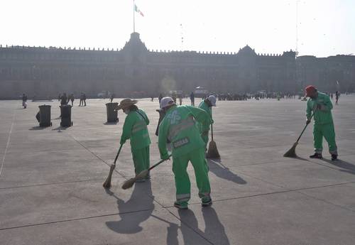 A pesar de que durante décadas ha habido campañas que llaman a no tirar basura en la calle, cuadrillas de trabajadores dejan limpia la ciudad a diario.
