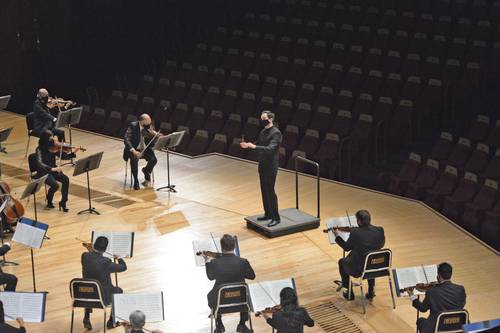 Sin audiencia, la Orquesta Filarmónica de la UNAM regresó a tocar el pasado domingo en la Sala Nezahualcóyotl con el segundo programa de la Temporada Virtual Otoño 2021. El 30 de octubre, reabre al público con aforo limitado.