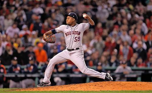 El dominicano Framber Valdez se adjudicó el triunfo tras lanzar ocho entradas completas en el Fenway Park.