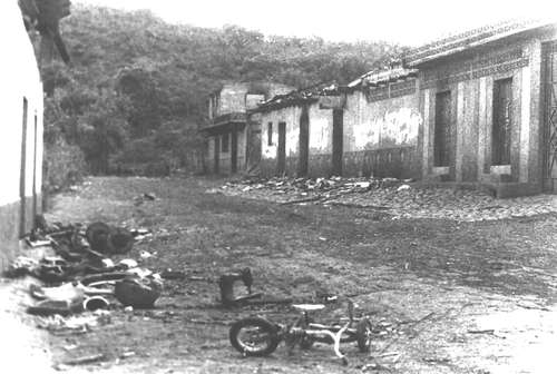 Desolación en El Mozote tras la matanza en 1981.