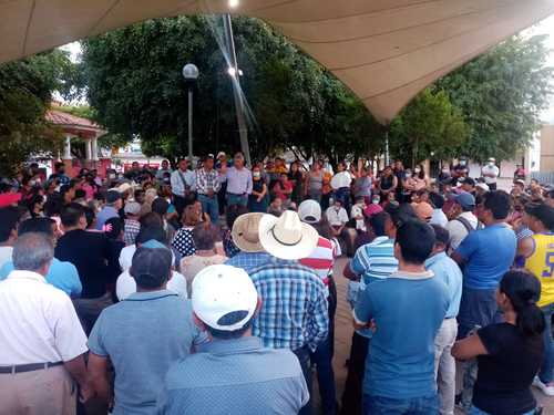 Pobladores de Altamirano, Chiapas, en reunión con autoridades estatales luego de que rechazaron como presidenta municipal a Gabriela Roque Tipacamú, quien ayer, junto con otros miembros del cabildo, pidió licencia tras casi un mes sin poder ejercer el cargo.