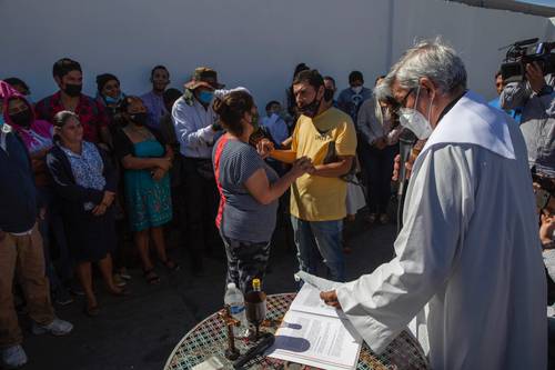 Unas 20 parejas de ciudadanos centroameri-canos se casaron la tarde de ayer en la zona de El Chaparral, en Tijuana. La ceremonia fue encabezada por el sacerdote Eduardo Fabián y, al término, se les entregó un certificado de matrimonio avalado por la iglesia de Saint Peter, en Manhattan, Nueva York.