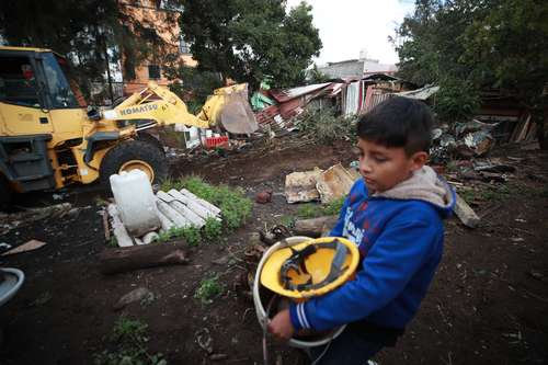 Elementos de la Secretaría de Medio Ambiente y de la SSC, así como personal de la alcaldía Iztapalapa, desalojaron a cerca de 100 personas del cerro de La Estrella.