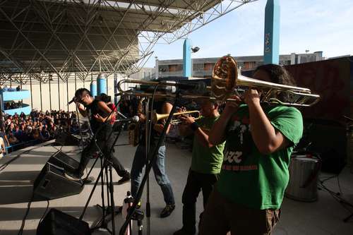 El grupo, durante una actuación en el Centro Femenil de Reinserción Social Santa Martha Acatitla, en 2008.