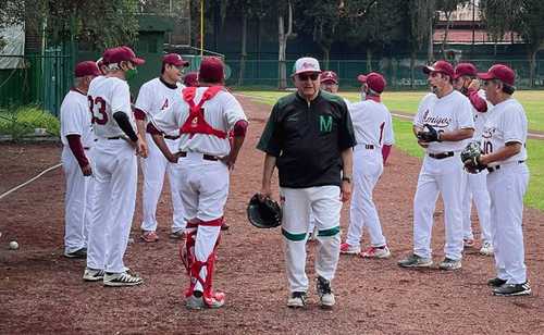 El presidente Andrés Manuel López Obrador, fiel aficionado de la pelota caliente, acudió a practicar su deporte favorito y tras sacar una línea por primera, en el arranque hacia la base se lesionó.