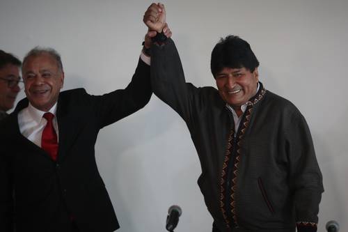 El ex presidente de Bolivia Evo Morales (derecha) con Alberto Anaya, dirigente del PT, al finalizar el 25 seminario internacional Los partidos y una nueva sociedad.