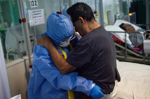 Un paciente es atendido en la unidad de cuidados intensivos de un hospital emergente en la ciudad de Piura, Perú.