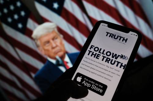 Las acciones de DWAC, que se fusionará con la startup de medios Truth Social, de Donald Trump, subieron más de 200 por ciento antes de ser suspendidas durante varios minutos en el Nasdaq, lo que muestra la enorme popularidad del ex presidente.