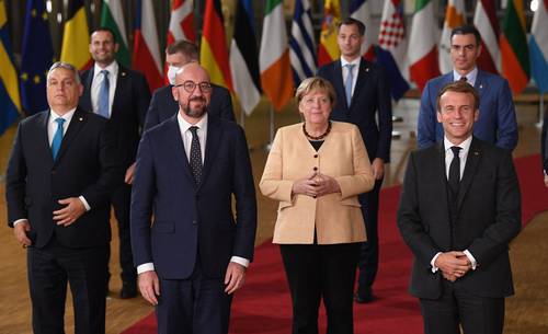 La canciller alemana, Angela Merkel, con los líderes de la UE en el primer día de la cumbre. La flanquean el presidente del Consejo Europeo, Charles Michel (izquierda), y el mandatario francés, Emmanuel Macron (derecha).