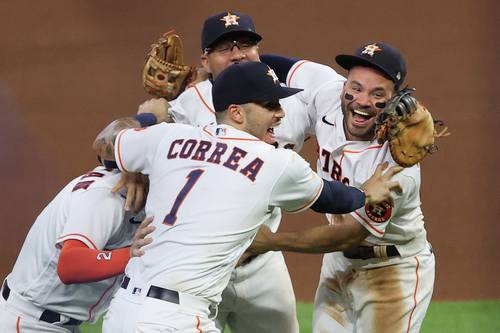 Gurriel, Bregman, Correa y Altuve celebran el triunfo al final del partido en el Minute Maid Park, en Houston, Texas.