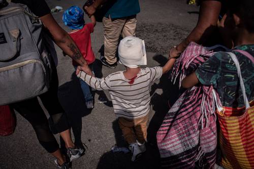 Un niño fue herido en la cabeza al cruzar un cerco del INM y la GN en el poblado de Viva México, cuando habían caminado dos kilómetros y medio. Foto Afp y Cuartoscuro