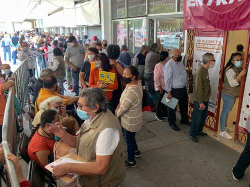 Cientos de adultos mayores se forman durante horas antes de ser atendidos en la Secretaría de Bienestar. En la imagen, una jornada de septiembre pasado en las oficinas de la colonia Doctores.