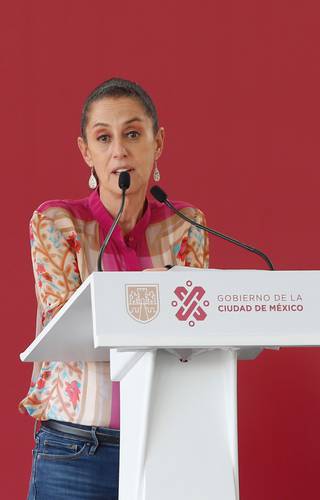 La jefa de Gobierno capitalino, Claudia Sheinbaum, declaró que la sociedad debe conocer quiénes representan a la derecha. En la imagen, la funcionaria durante su discurso al entregar este sábado créditos sociales en Tláhuac.