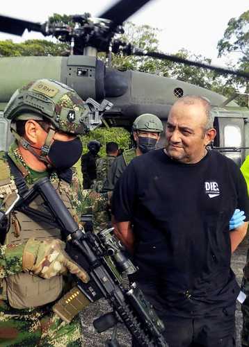 Para apresar a Dairo Antonio Úsuga, alias Otoniel, el ejército colombiano usó 500 hombres y 22 helicópteros. En la imagen, el capo es custodiado a su llegada a Bogotá.