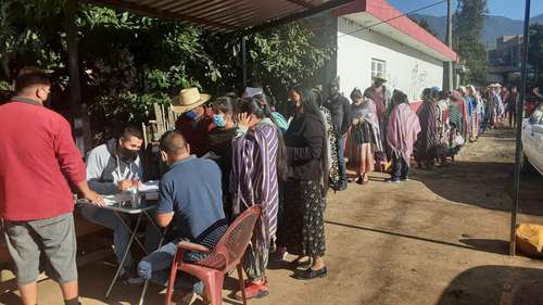 Integrantes del Consejo Supremo Indígena de Michoacán registran a los habitantes de la localidad de Huáncito, municipio de Chilchota, para recibir la vacuna contra el Covid-19.