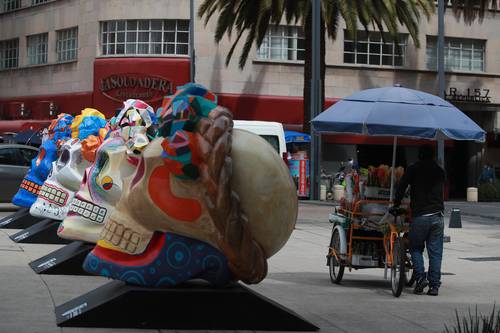 La festividad mexicana más conocida empezó a cobrar vida con la instalación de calaveras gigantes en el Monumento a la Revolución; además, desde hace un par de semanas se ha plantado flor de cempasúchil en diversas avenidas.