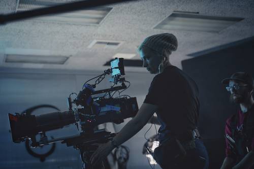 La directora de Fotografía Halyna Hutchins en el set de la cinta Archenemy. Hutchins fue asesinada de un tiro por Alec Baldwin en el plató de Nuevo México de la película del oeste Rust.