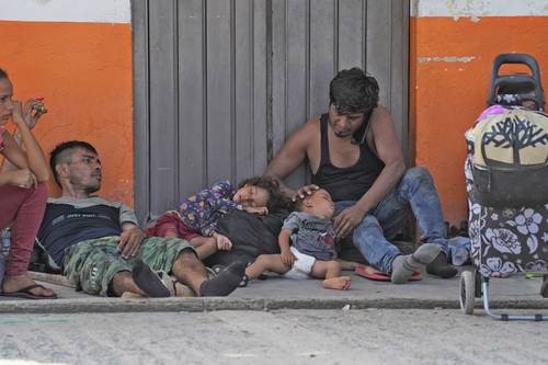 CARAVANA MIGRANTE PARA EN HUEHUETÁN. Centroamericanos que desean llegar a Estados Unidos tomaron un descanso ayer al mediodía, cuando la temperatura llegó a 32 grados y por la noche llovió.