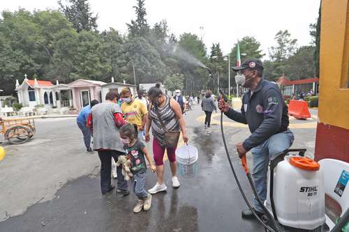 En el panteón de Xilotepec, alcaldía Xochimilco de la CDMX, personas acuden para arreglar las tumbas antes del Día de Muertos. En la capital se permitirá el ingreso controlado a estos recintos hasta el 31 de octubre, el 1 y 2 de noviembre permanecerán cerrados.