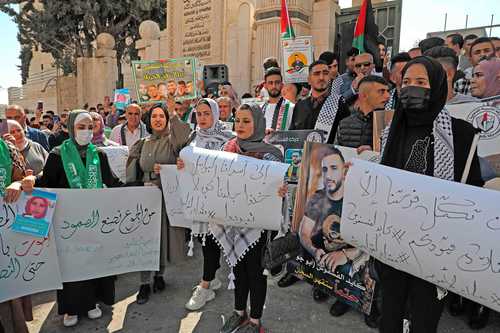 En la ciudad cisjordana de Hebrón manifestantes exigieron ayer la liberación de prisioneros palestinos que están en huelga de hambre en cárceles israelíes, mientras el gobierno de Israel anuncia la construcción de más asentamientos judíos en territorios ocupados.