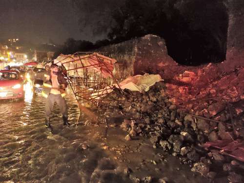 Elementos de Protección Civil de Morelos retiran los escombros de una barda colapsada del Museo ex Convento de Tepoztlán, por las lluvias torrenciales de la noche de este sábado, que cobraron la vida de una persona.