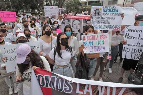 Familiares y amigos de Estefanía, Edin y Brian, jóvenes fallecidos, al ser embestidos por una camioneta en Guadalajara, Jalisco, el pasado fin de semana, marcharon ayer de la glorieta de La Minerva a Casa Jalisco para exigir que se castigue al conductor responsable y se combatan los arrancones.