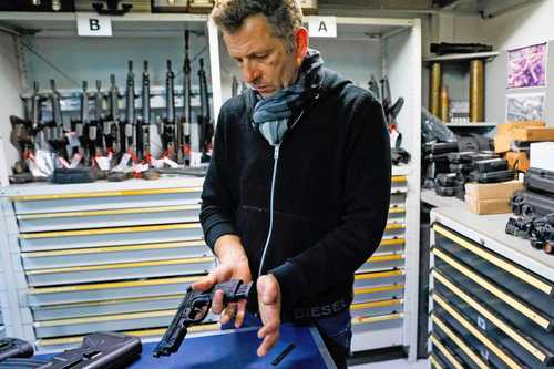 El armero del cine francés Christophe Maratier en La Courneuve, cerca de París.