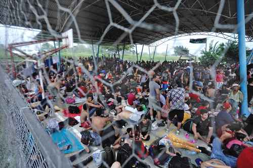 Cientos de migrantes centroamericanos descansan en una cancha de la capital chiapaneca antes de continuar con su andar rumbo a Estados Unidos.