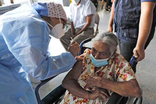 Honduras comenzó este lunes a aplicar la tercera dosis de refuerzo de una vacuna contra el Covid-19, informó el viceministro de Salud, Fredy Guillén.