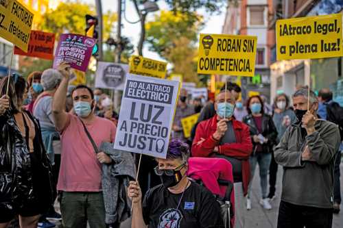 Protestas en Madrid por el alza en el costo de la electricidad, el 6 de octubre pasado. Según Eurostat, las tarifas más caras registradas ahora en Europa son las que pagan alemanes, italianos, belgas y franceses, incluso por arriba de las que cubren los españoles.