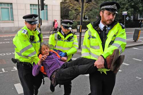 Al menos 52 personas fueron arrestadas ayer en Londres por participar en el bloqueo de importantes avenidas en las zonas financieras de la ciudad. Los manifestantes exigen al gobierno británico que para 2030 millones de hogares sean dotados de clima acondicionado, además de advertir que la cumbre climática de Glasgow será la última oportunidad para dar un giro a las políticas ambientales y adoptar las medidas necesarias para frenar el calentamiento global.