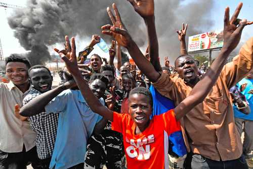 Miles de personas protestaron ayer en Omdurman, conocida como ciudad gemela de Jartum, contra el golpe militar.