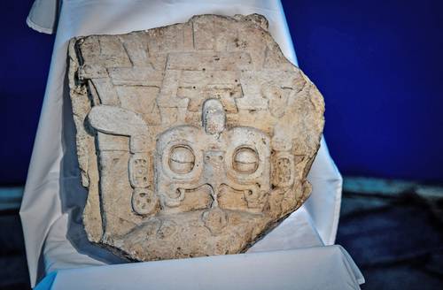 El fragmento pertenece a la estela 9 del sitio arqueológico Piedras Negras, en Petén, que data del periodo clásico maya; fue ubicado en Francia, donde iba a ser subastado en septiembre de 2019.