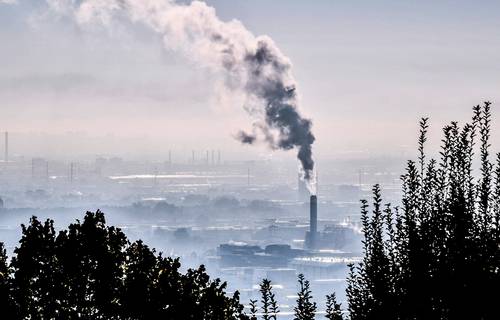 Los recientes planes climáticos son insuficientes para limitar el calentamiento global a 1.5 grados, advirtió Naciones Unidas antes de la COP26. La imagen, en Lyon, Francia.