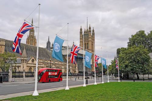 Banderas británicas y de la ONU ondean en Parliament Square, en Londres, a unos días de la conferencia climática de la COP26 que se celebrará en Glasgow, Escocia.