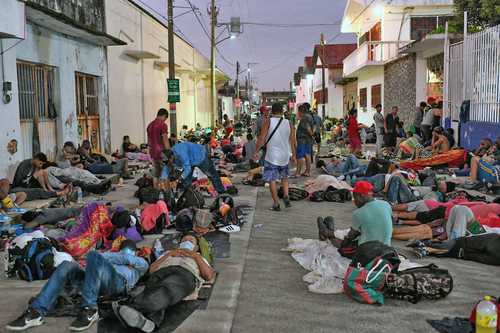 Integrantes de la caravana por la justicia, la dignidad y la libertad del pueblo migrante descansan en Huixtla, Chiapas, luego de caminar tres días.