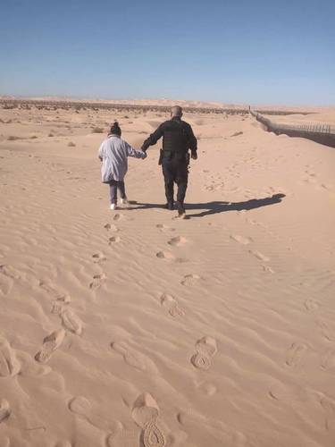 Agentes municipales de Mexicali localizaron a una menor de ocho años junto al muro de hierro, luego de que su madre avisó a la Patrulla Fronteriza que coyotes la abandonaron.