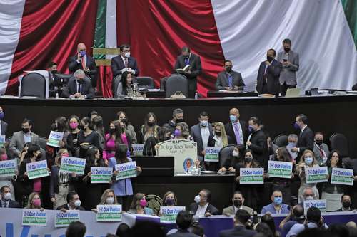 PANISTAS EXHIBEN “LÁPIDA” DE JORGE ALCOCER. Durante la comparecencia del secretario de Salud en San Lázaro, legisladores del PAN mostraron una lápida con el nombre de Jorge Alcocer, acto que diputados de Morena calificaron como amenaza de muerte contra el funcionario.