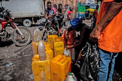 En medio de la severa escasez de combustible por la que atraviesa Haití, quien logra conseguir gasolina aprovecha para revender.