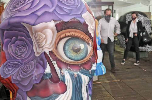 Artistas de diferentes generaciones participan en la muestra de arte urbano Mexicráneos.