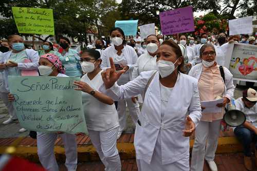 Ante el palacio presidencial de Las Garzas, en la ciudad de Panamá, enfermeras exigen al gobierno contratos laborales indefinidos luego de luchar contra el Covid-19 durante más de un año.