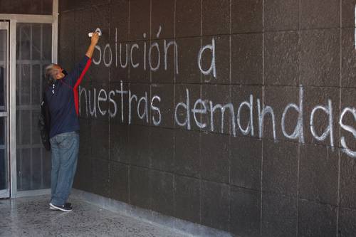 Durante la movilización de académicos, ayer en Ciudad Universitaria.