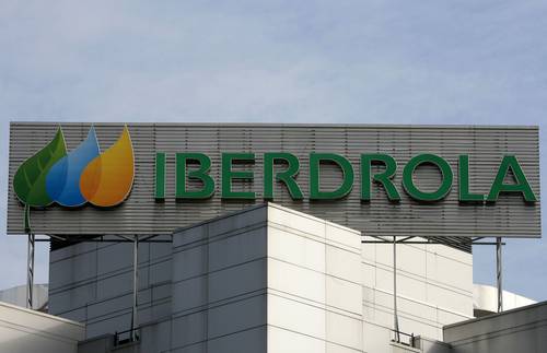 El grupo energético español Iberdrola informó este miércoles que su beneficio neto durante el tercer trimestre ascendió a 804 millones de euros, un retroceso de 3.8 por ciento respecto de los 836 millones de euros del mismo periodo de 2020. Iberdrola atribuyó la baja en gran medida a una fuerte subida de impuestos en España y Reino Unido, así como al incremento de los precios de las materias primas, sobre todo el gas.