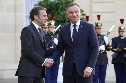 El presidente francés, Emmanuel Macron (a la izquierda), recibió ayer a su par polaco, Andrzej Duda, en el Palacio del Elíseo.