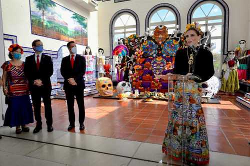 Al frente, Ivette Morán, directora del DIF Oaxaca y esposa del gobernador Alejandro Murat; atrás, el embajador de México en Estados Unidos, Esteban Moctezuma y su esposa, Cecilia Bárbara Morfín, en la apertura del Mes de Oaxaca en Washington en el Instituto Cultural Mexicano.