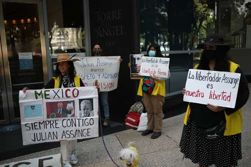 Integrantes del colectivo #24F Coalición Vida y Libertad Julián Assange marcharon ayer de la embajada de Reino Unido a la de Estados Unidos para reiterar su demanda de liberación del funda-dor de WikiLeaks, quien se encuentra preso en Londres. El 4 de enero, la jueza británica Vanessa Baraitser negó la extradición del ciberactivista, pedida por Estados Unidos, porque probablemente se suicidaría en una prisión de ese país.