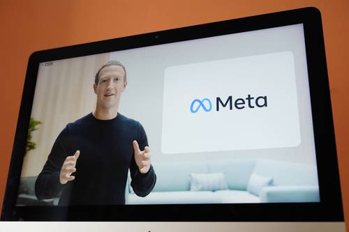 El director general de Facebook, Mark Zuckerberg, informó ayer que su compañía cambiará de nombre a Meta, en un esfuerzo por abarcar su visión de realidad virtual para el futuro, lo que el empresario llamó el “metaverso”. Explicó que el nombre Face-book ya no abarca todo lo que la compañía hace. La denominación de las redes se man-tendrá sin cambios, así como su estructura corporativa.
