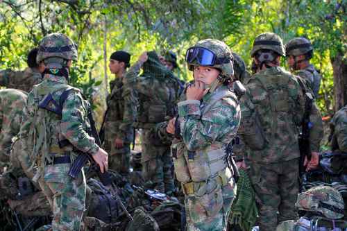 Elementos del ejército de Colombia, luego de ser liberados por cocaleros en el municipio de Tibú, en el departamento Norte de Santander. El martes pasado los uniformados realizaban un operativo antidrogas cuando fueron retenidos.